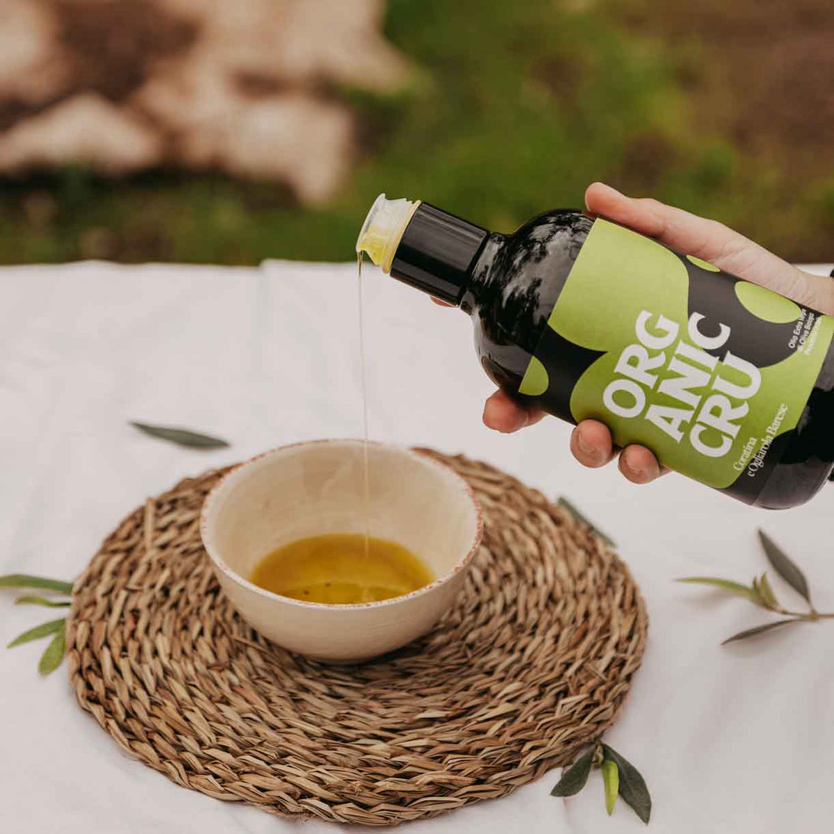 Ciccolella Organic Cru wird in eine weiße Schale gegossen.