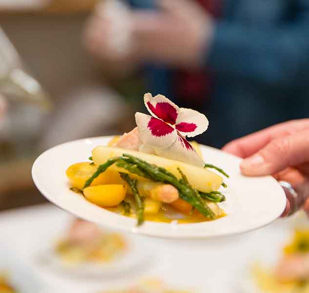 Gourmetgericht mit essbarer Blüte.