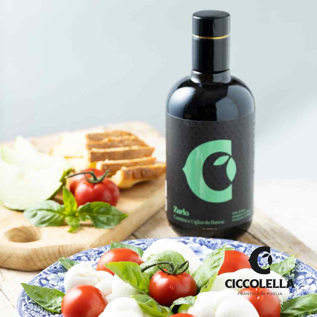 Olivenöl, Tomaten, Mozzarella, Basilikum, Brot, Ciccolella-Marke sichtbar.