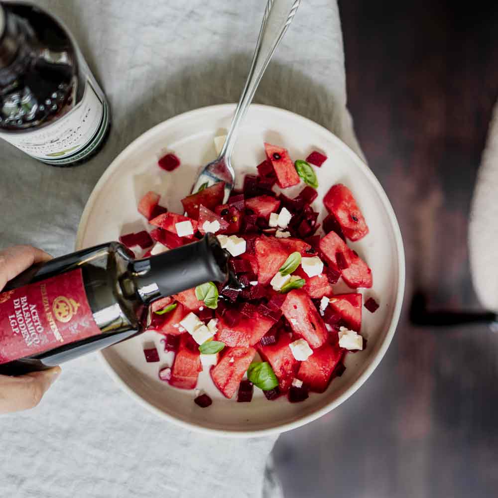 Salat mit Aceto Balsamico di Modena IGP beträufelt.