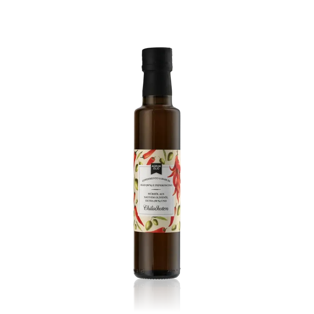 Flasche Agrumolio Olivenöl mit Chilischoten auf schwarzem Hintergrund.