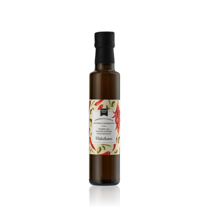 Flasche Agrumolio Olivenöl mit Chilischoten auf schwarzem Hintergrund.