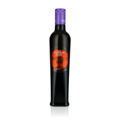 Flasche Viola Inprivio Olivenöl vor schwarzem Hintergrund.