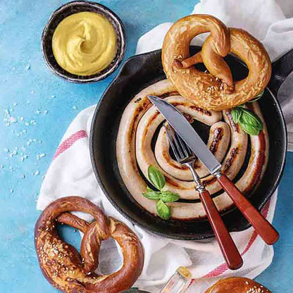Bratwurst, Brezeln, Senf, Messer, Gabel, Pfanne, blaues Tuch.