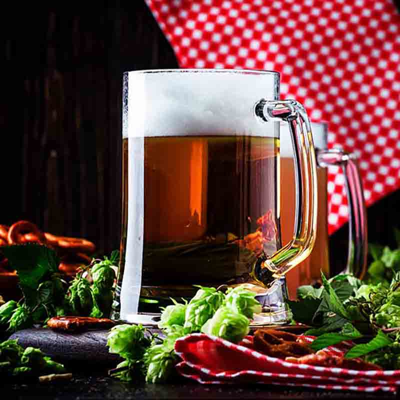 Glas mit Bockbier gefüllt