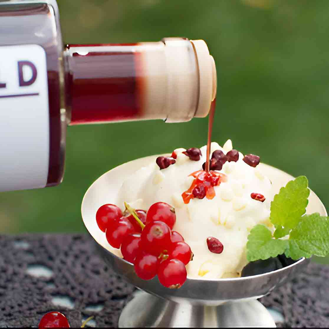 Feinkost-Dessert mit Johannisbeeren und Essig aus Flasche.