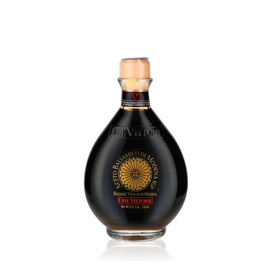 Due Vittorie Balsamico-Essigflasche vor weißem Hintergrund.