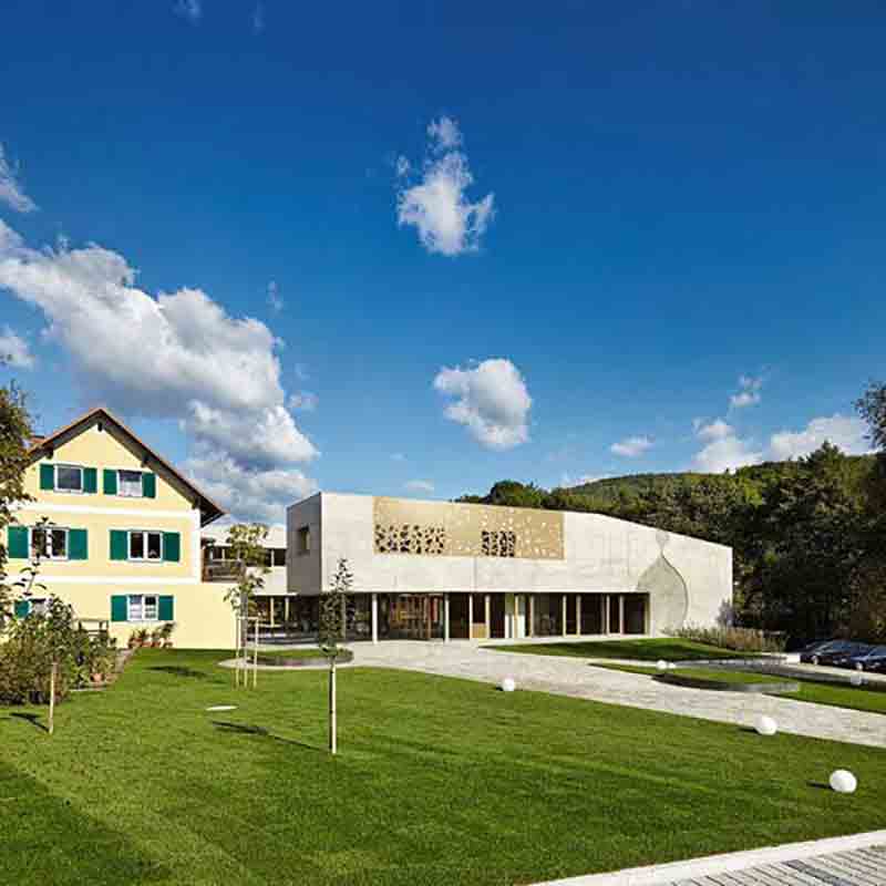 Produktionsstandort in der Steiermark in idyllischer Landschaft.