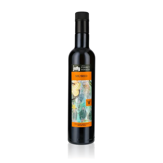 Flasche Ferret Cava-Essig 500ml vor schwarzem Hintergrund.