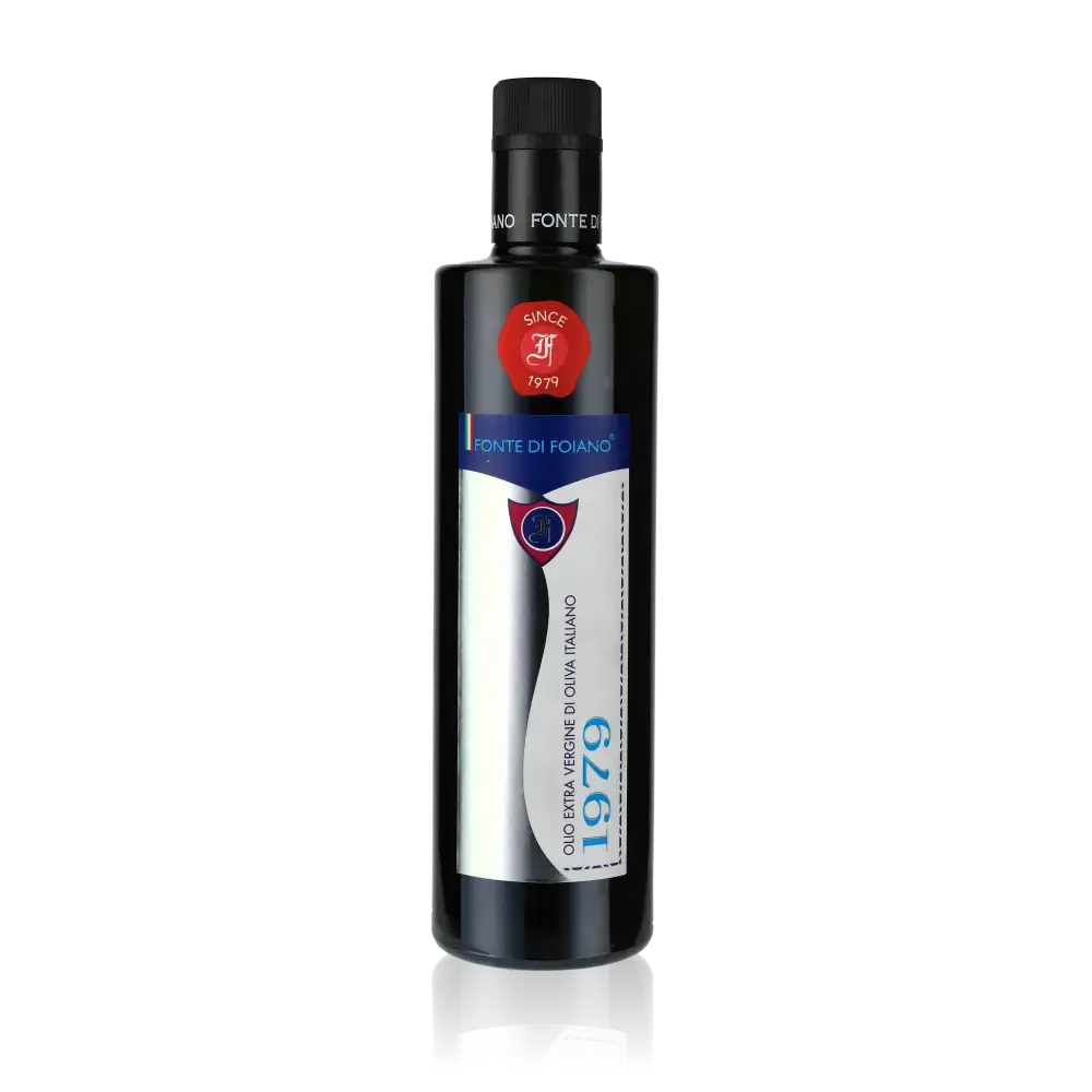 Olivenölflasche Fonte di Foiano vor schwarzem Hintergrund.