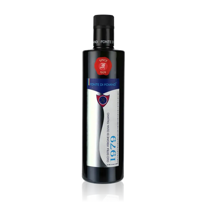 Olivenölflasche Fonte di Foiano vor schwarzem Hintergrund.