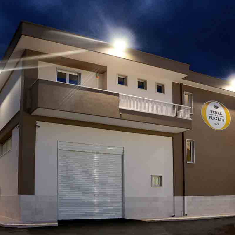 Gebäude bei Nacht, Terre Puglia.