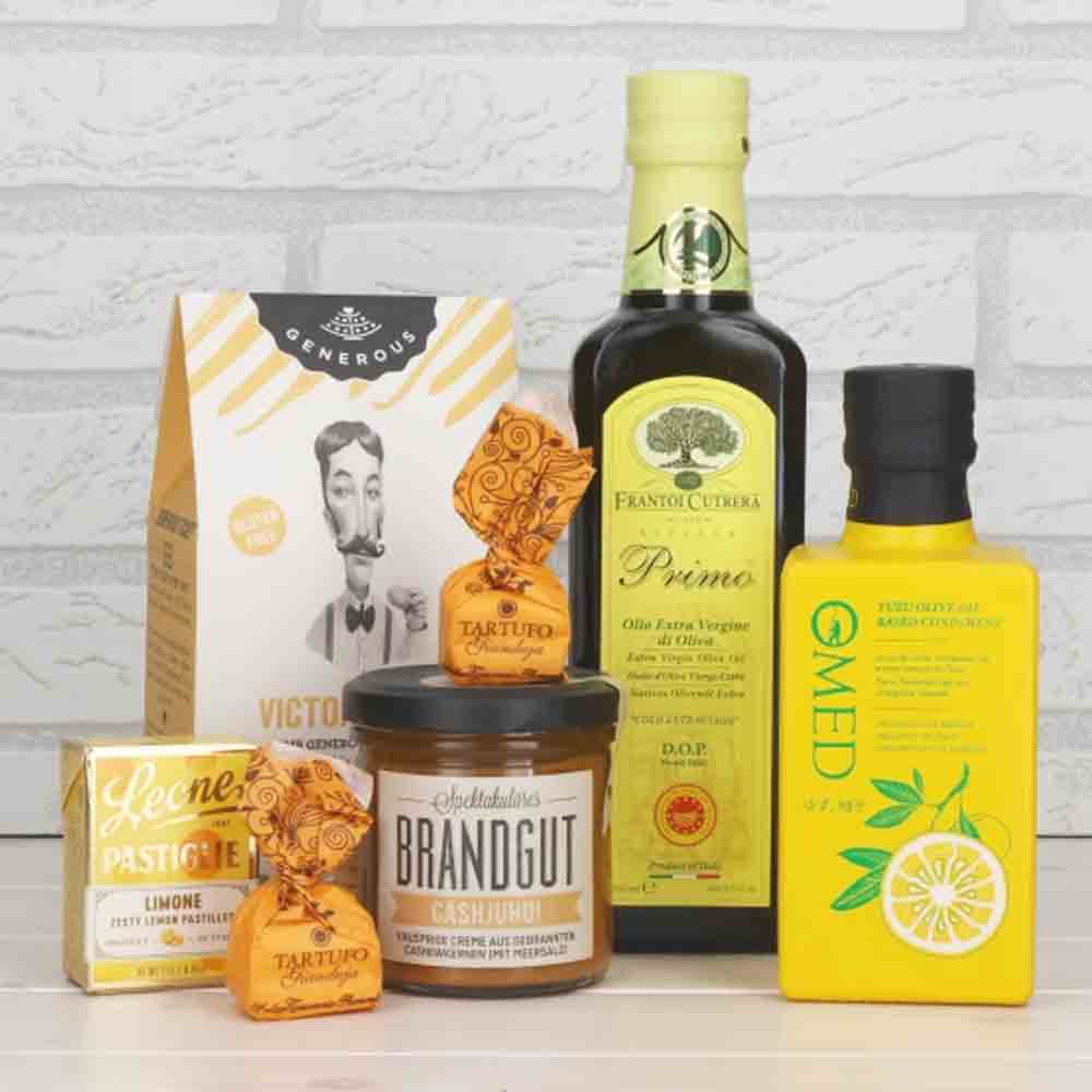 Geschenkset mit Olivenöl, Essig, Feinkost und Süßigkeiten.