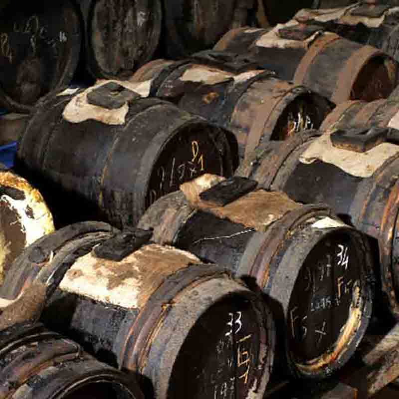 Alte Holzfässer zur Reifung von Aceto Balsamico di Modena in der Acetaia Giuseppe Giusti.