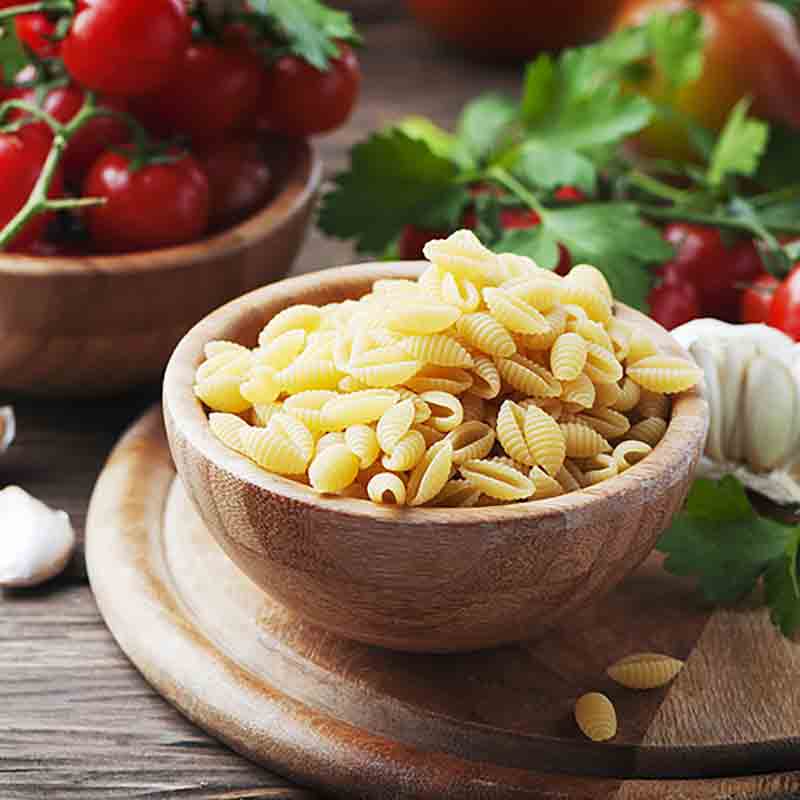 Holzschale mit Gnocchetti Sardi.