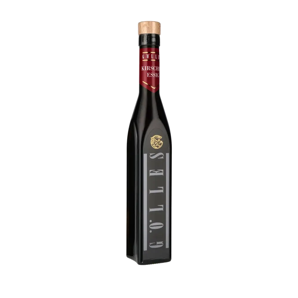 Gölles Kirschenessig Flasche vor schwarzem Hintergrund.
