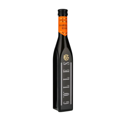Gölles Marillenessig Flasche vor schwarzem Hintergrund.