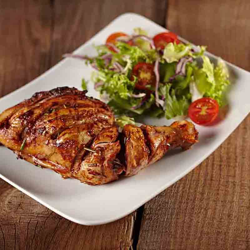 Ein Hähnchen gewürzt mit Pimenton de la Vera und Salat
