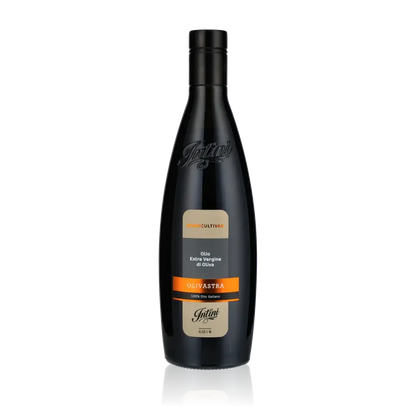 Intini Olivastra Olivenölflasche vor schwarzem Hintergrund.