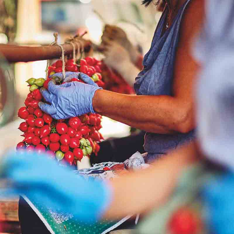 Tomaten vom Vesuv von Hand verarbeitet
