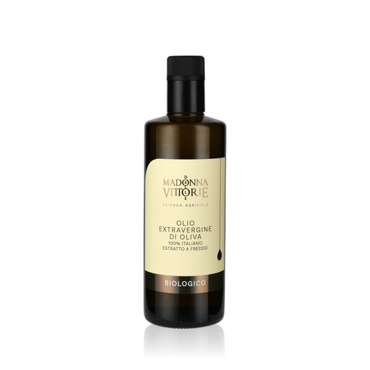 Madonna delle Vittorie Olivenöl Flasche vor weißem Hintergrund.