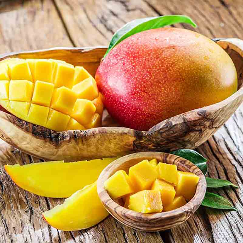 Augeschnittene Mango auf einem Holztisch.