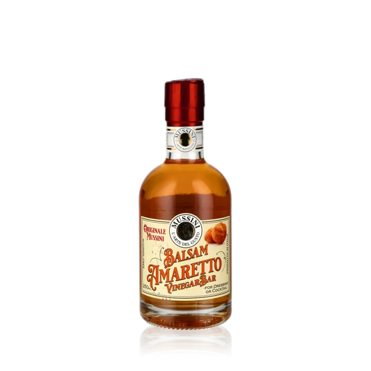 Mussini Balsam Amaretto Vinegar Flasche vor schwarzem Hintergrund.