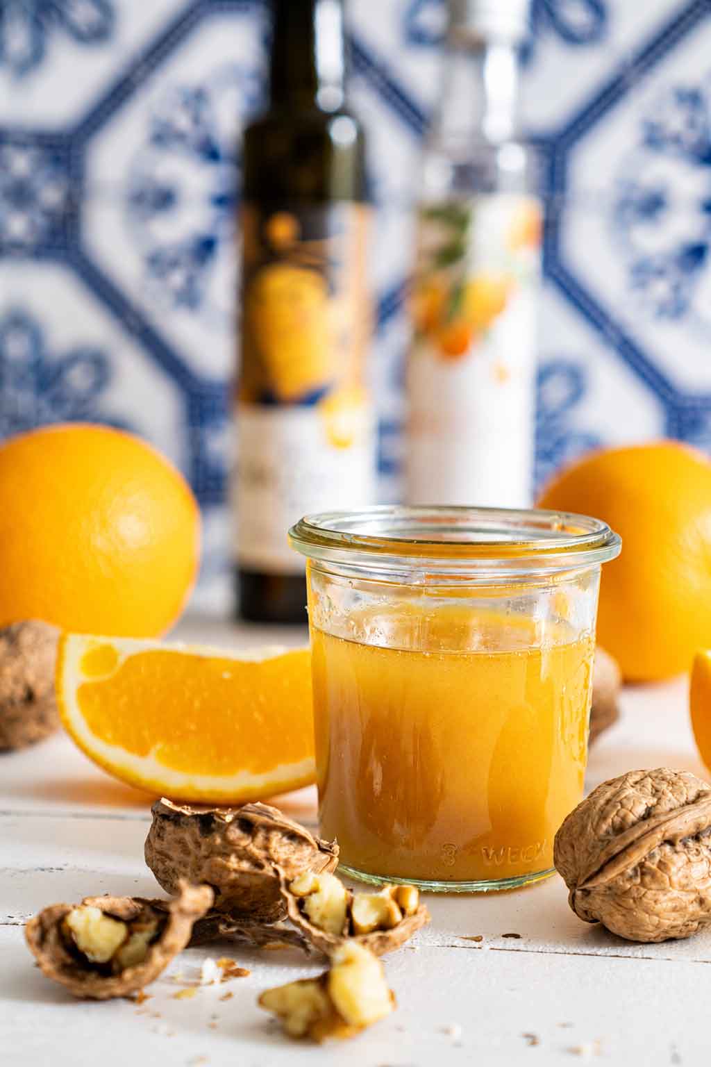 Dressingglas mit Orange-Walnuss-Dressing
