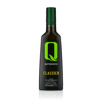 Quattrociocchi Classico Olivenöl Flasche vor schwarzem Hintergrund.