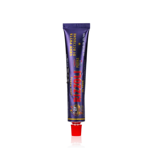 Rizzoli Sardellenpaste Tube auf schwarzem Hintergrund.
