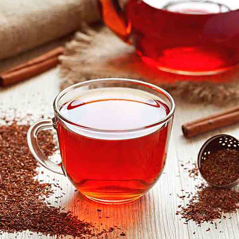 Tasse Rooibos-Tee mit Zimt.