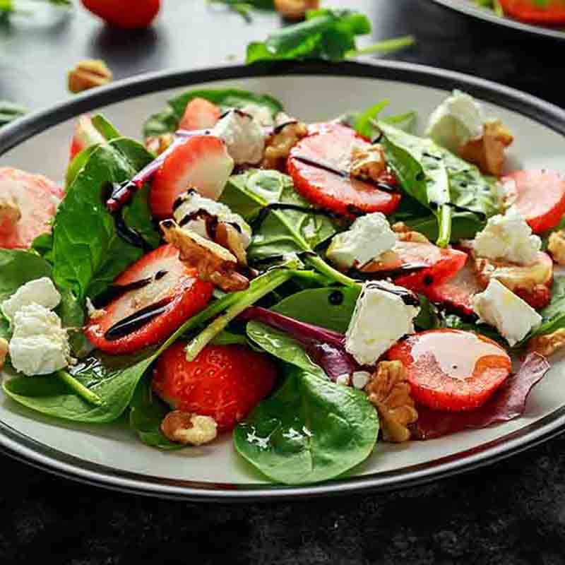 Salat mit Balsamico, Erdbeeren, Spinat, Walnüssen und Käse.