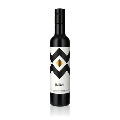 Flasche Tenute Librandi Bio-Olivenöl vor schwarzem Hintergrund.