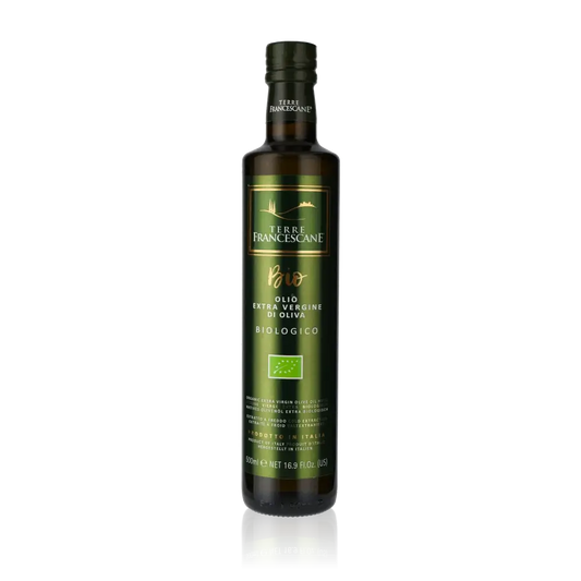 Flasche Terre Francescane Bio Olivenöl vor schwarzem Hintergrund.