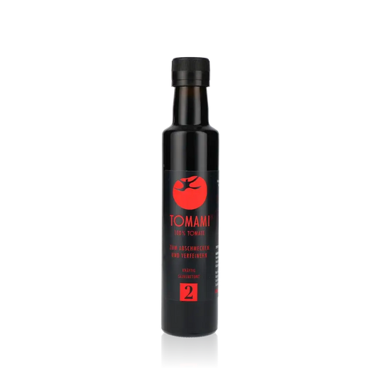 Tomami Würzmittel Flasche mit rotem Etikett auf schwarzem Hintergrund.