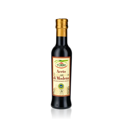 Turri Aceto Balsamico di Modena Flasche vor schwarzem Hintergrund.