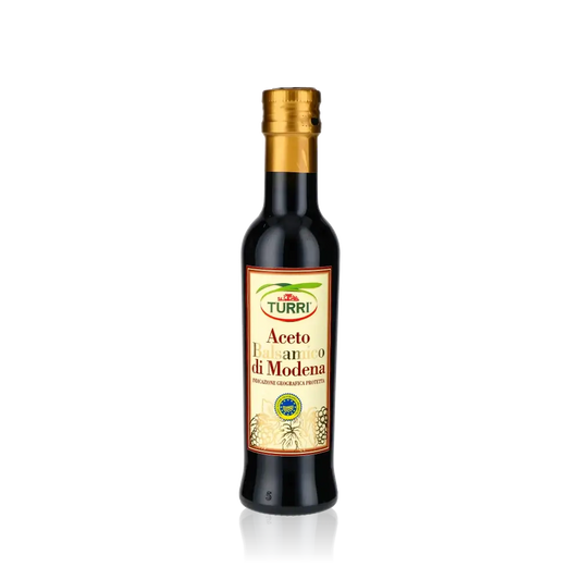 Turri Aceto Balsamico di Modena Flasche vor schwarzem Hintergrund.