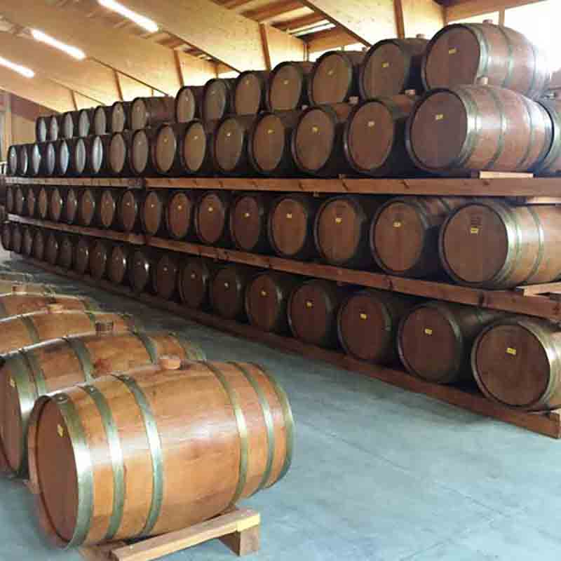 Holzfässer in Lagerhalle für Essigproduktion, Acetaia Eredi Bertoni.
