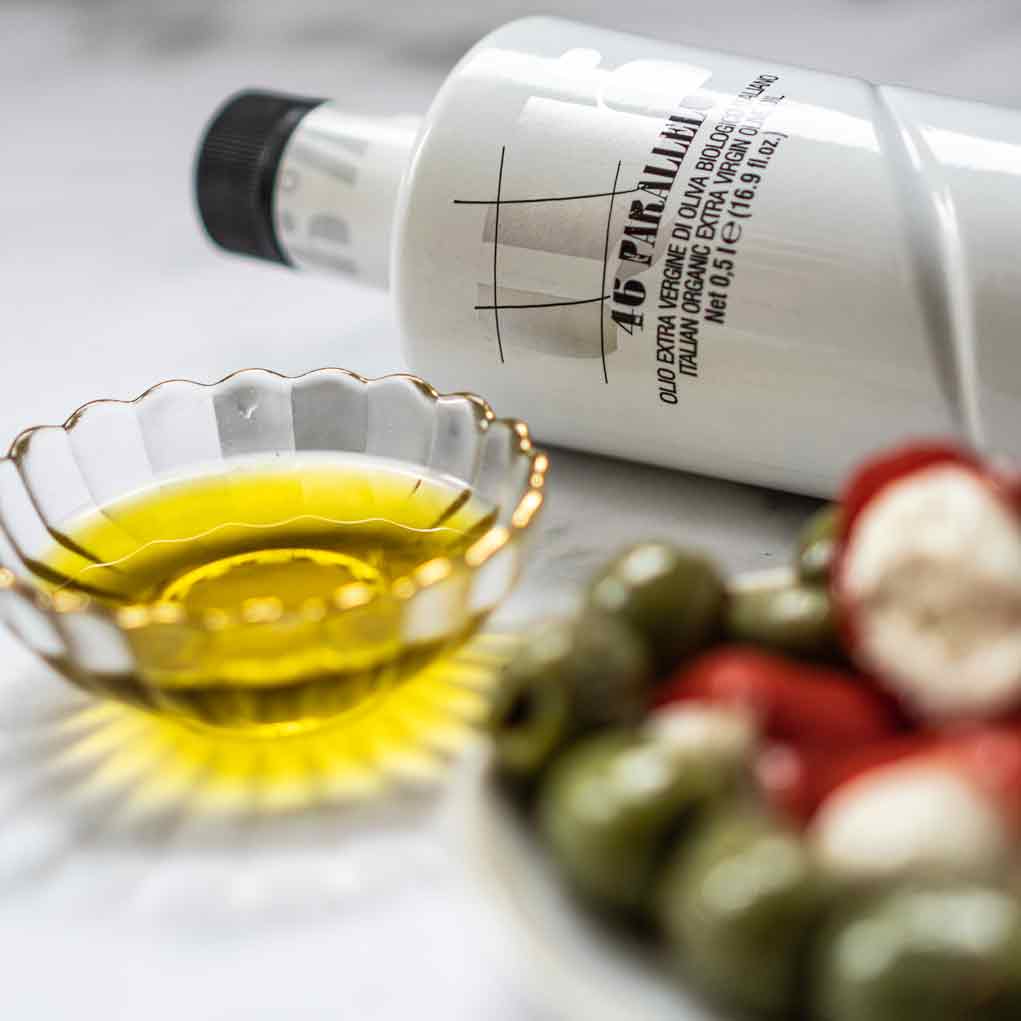 Olivenölflasche, Schale mit Olivenöl, gefüllte Oliven, Agraria Riva.