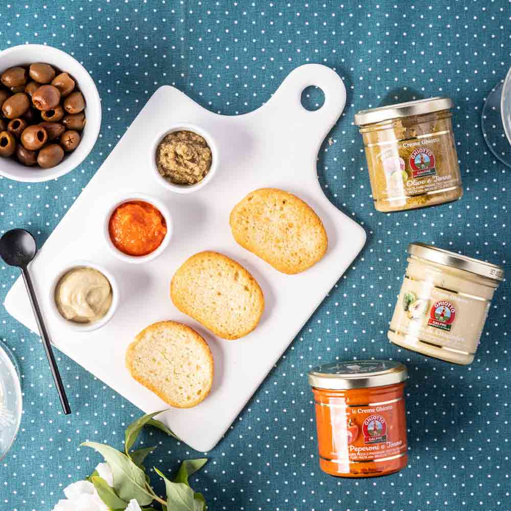 Aufstriche, Brot, Oliven, Gläser, Löffel, Teller, Tischdecke, Feinkost.