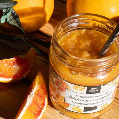 Sizilianische Blutorangenmarmelade von Bon Sicilia mit Orangen.