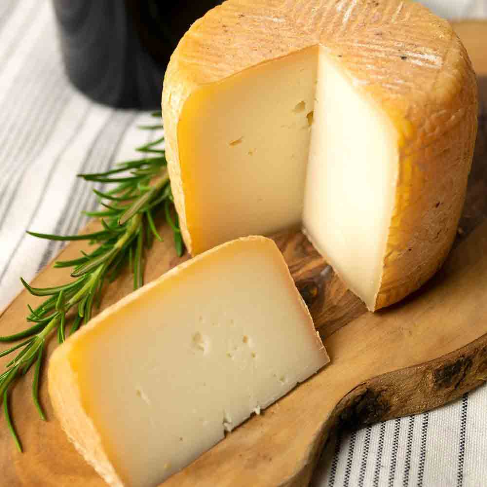 Käse aus Schafs- und Ziegenmilch auf Holzbrett.