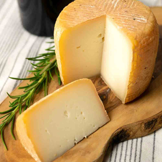Käse aus Schafs- und Ziegenmilch auf Holzbrett.
