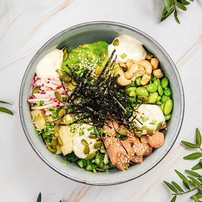 Salat mit Avocado, Cashews, Edamame, Radieschen und Algen.