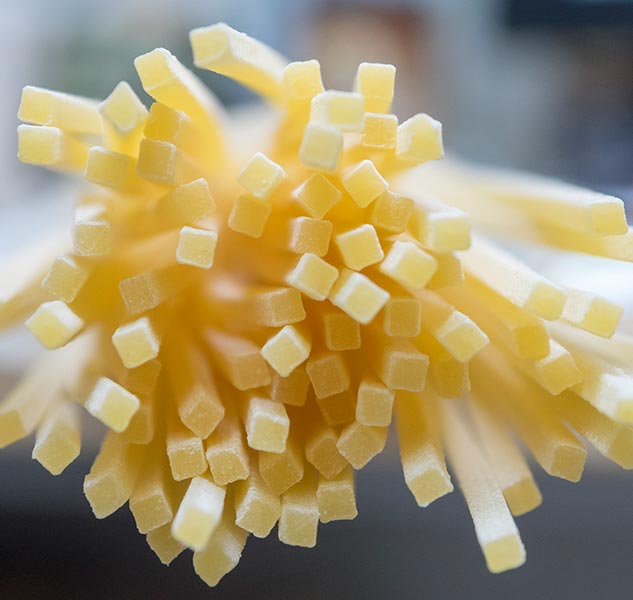 Nahaufnahme von quadratischen Spaghetti.