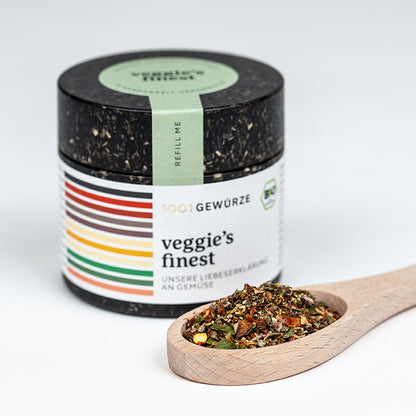 Gewürzdose und Holzlöffel mit Kräutermischung, Marke 1001 Gewürze.