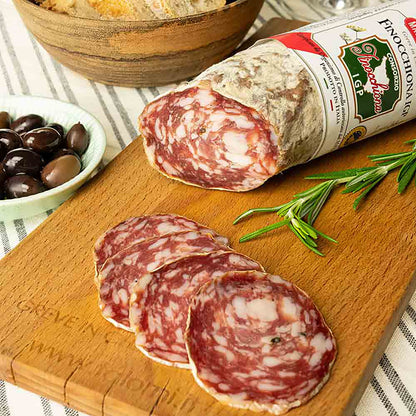Fenchelsalami, Oliven, Brot, Rosmarin auf Holzbrett, Falorni-Marke.