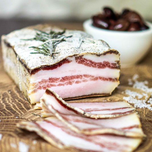 Falorni Pancetta mit Kräutern am Stück.