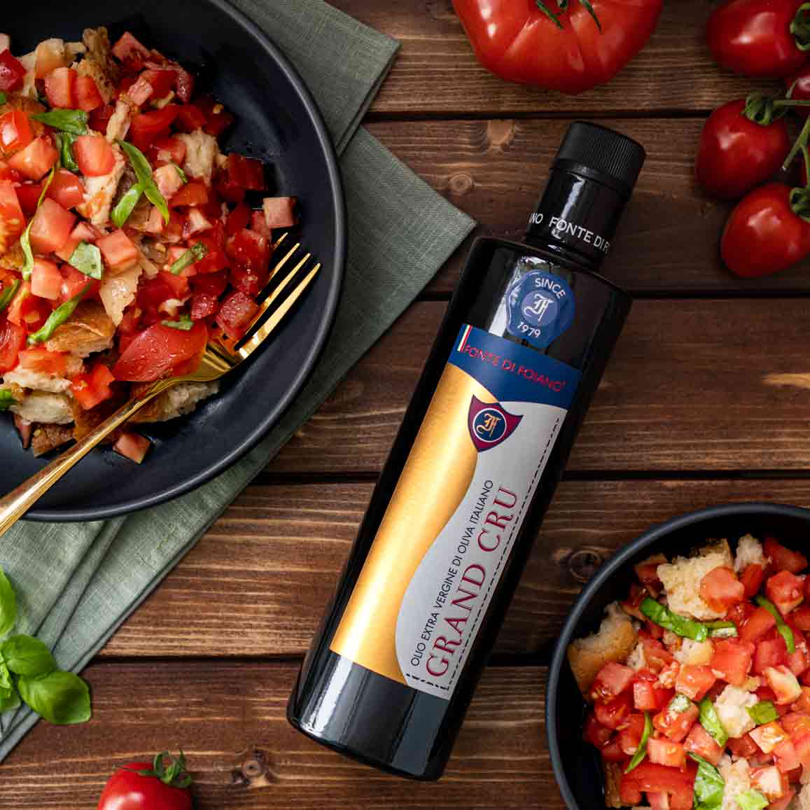 Olivenöl Fonte di Foiano, Panzanella, Tomaten, Basilikum, Teller.