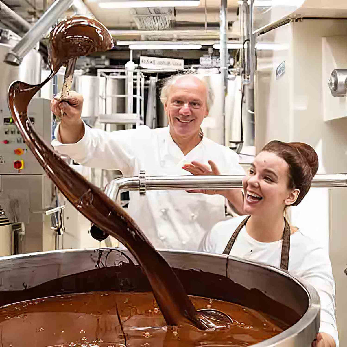 Personen mit Schokolade in Fabrik.